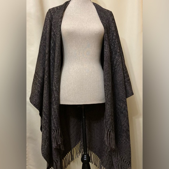 Elegant Dark Gray Patterned Poncho Shawl Wrap - Picture 3 of 8